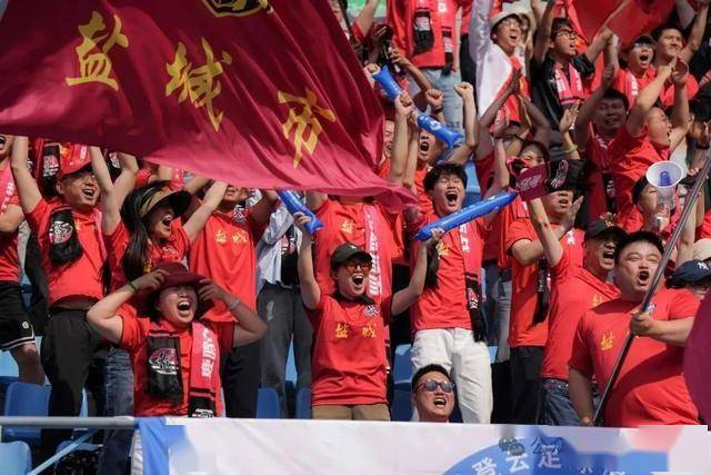 球迷激情喊声响彻全场，支持队伍取胜